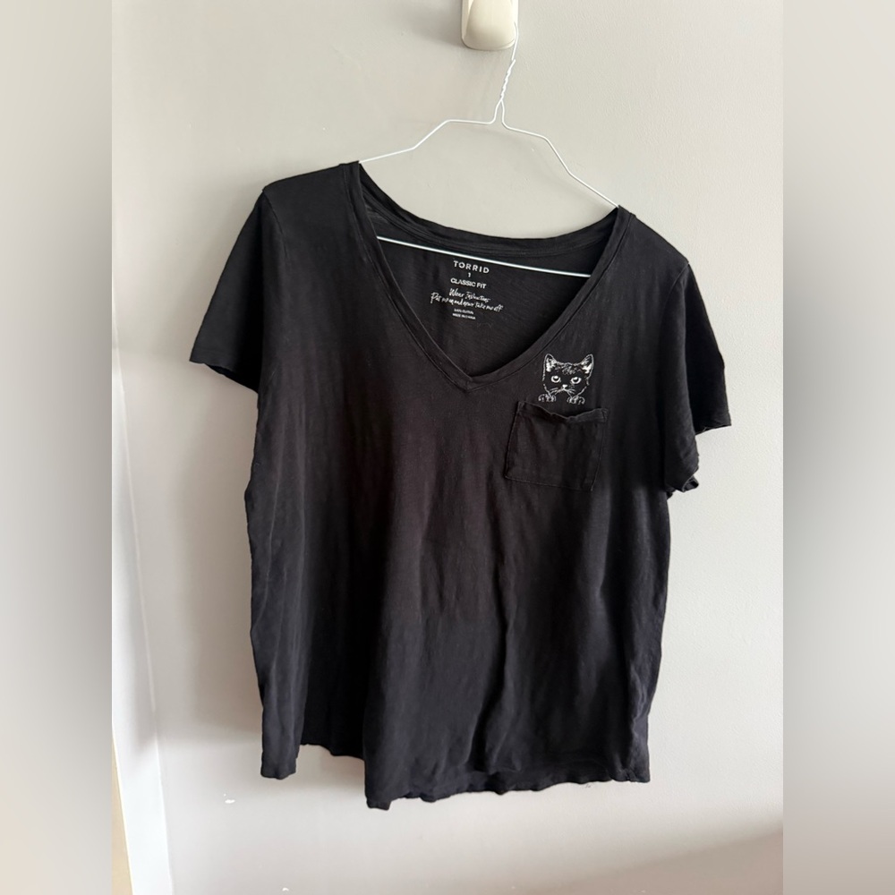 Torrid Black Cat Pocket V-Neck Tee Size 1 Classic Fit